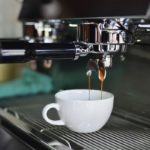 Jak skutecznie wyczyścić zaparzacz i ekspres do kawy